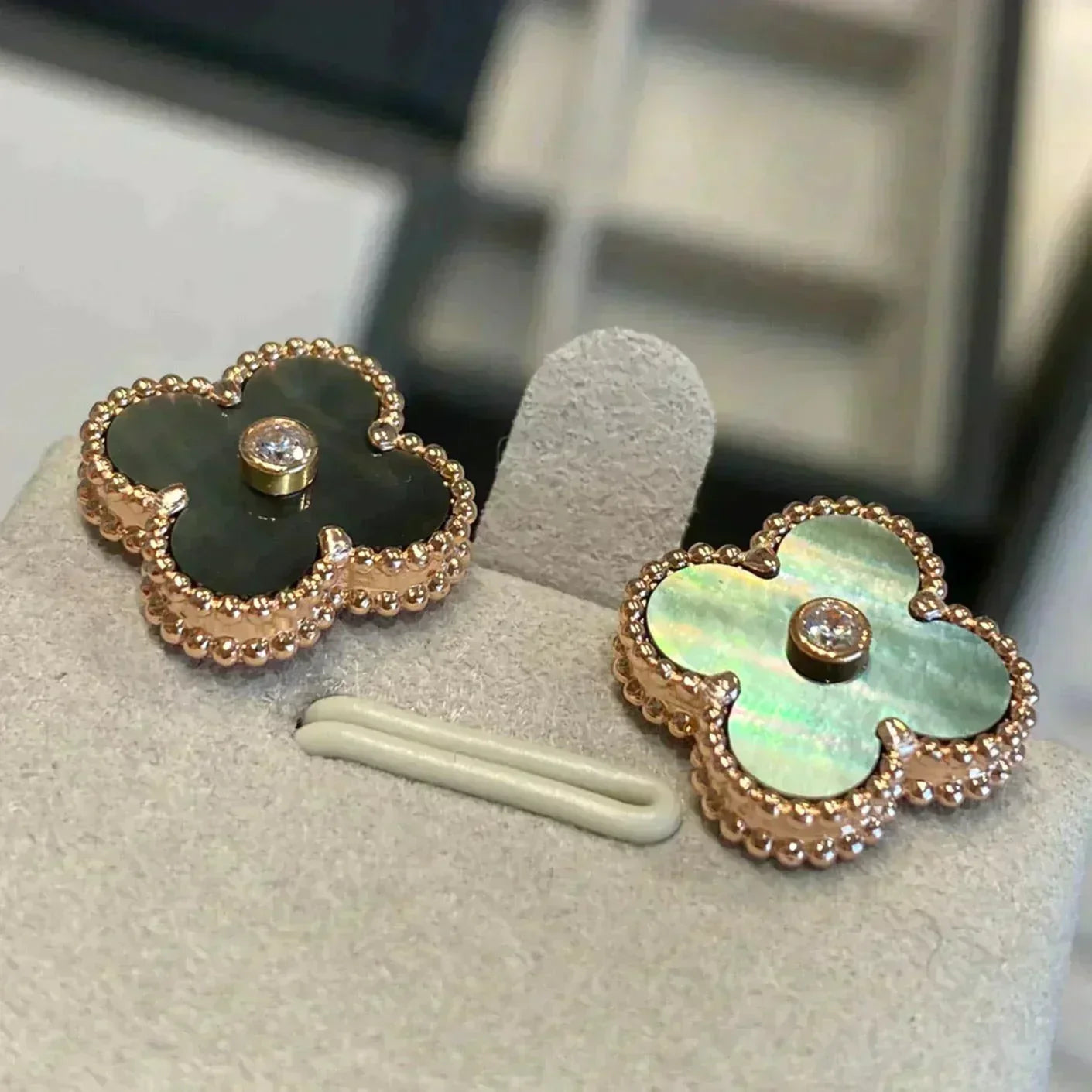 [AuraEcho]CLOVER MEDIUM 1 MOTIFS GRAY MOP  DIAMOND EARRINGS