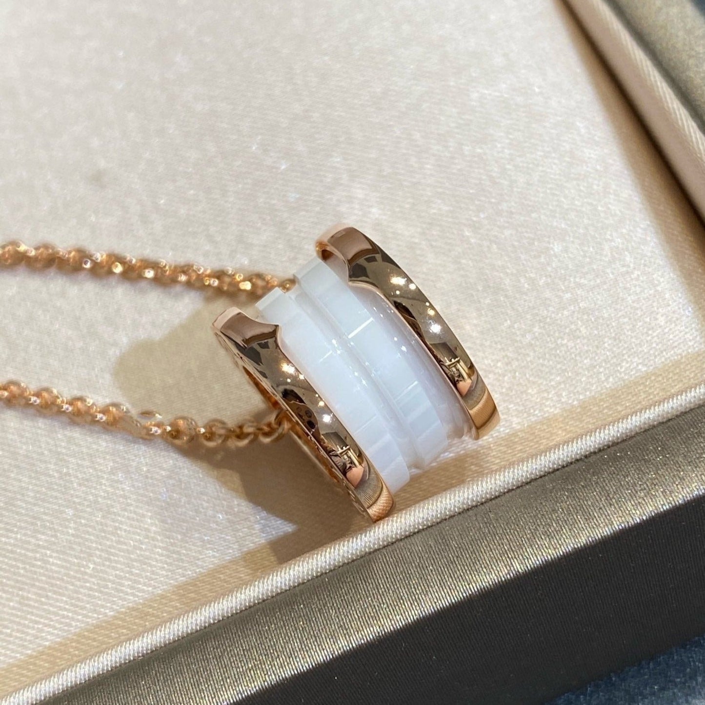 [AuraEcho]ZERO 1 WHITE CERAMIC PINK GOLD NECKLACE