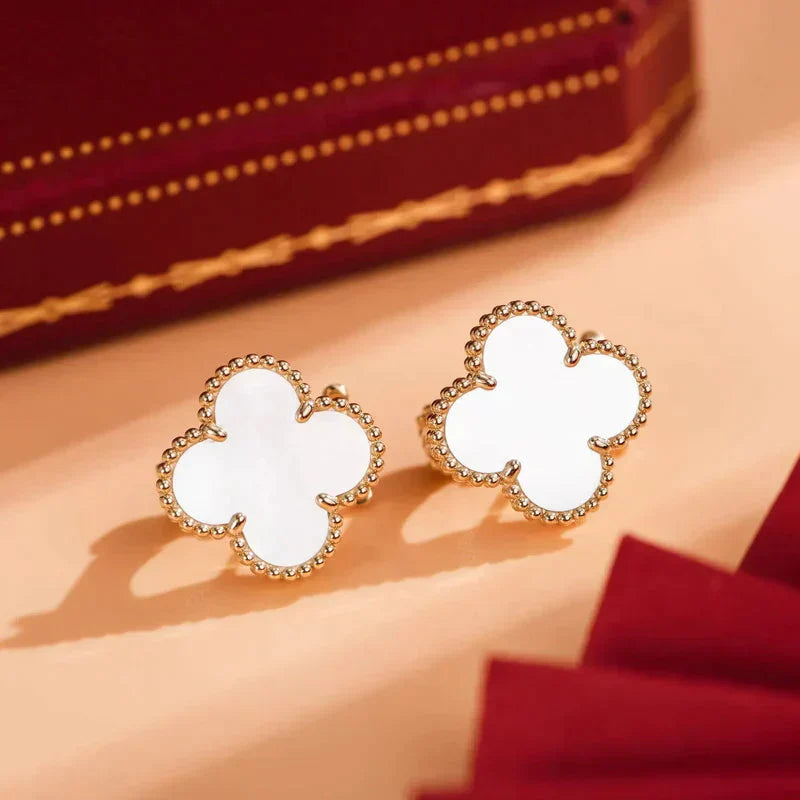 [AuraEcho]CLOVER MEDIUM 1 MOTIFS  WHITE MOP STUD EARRINGS