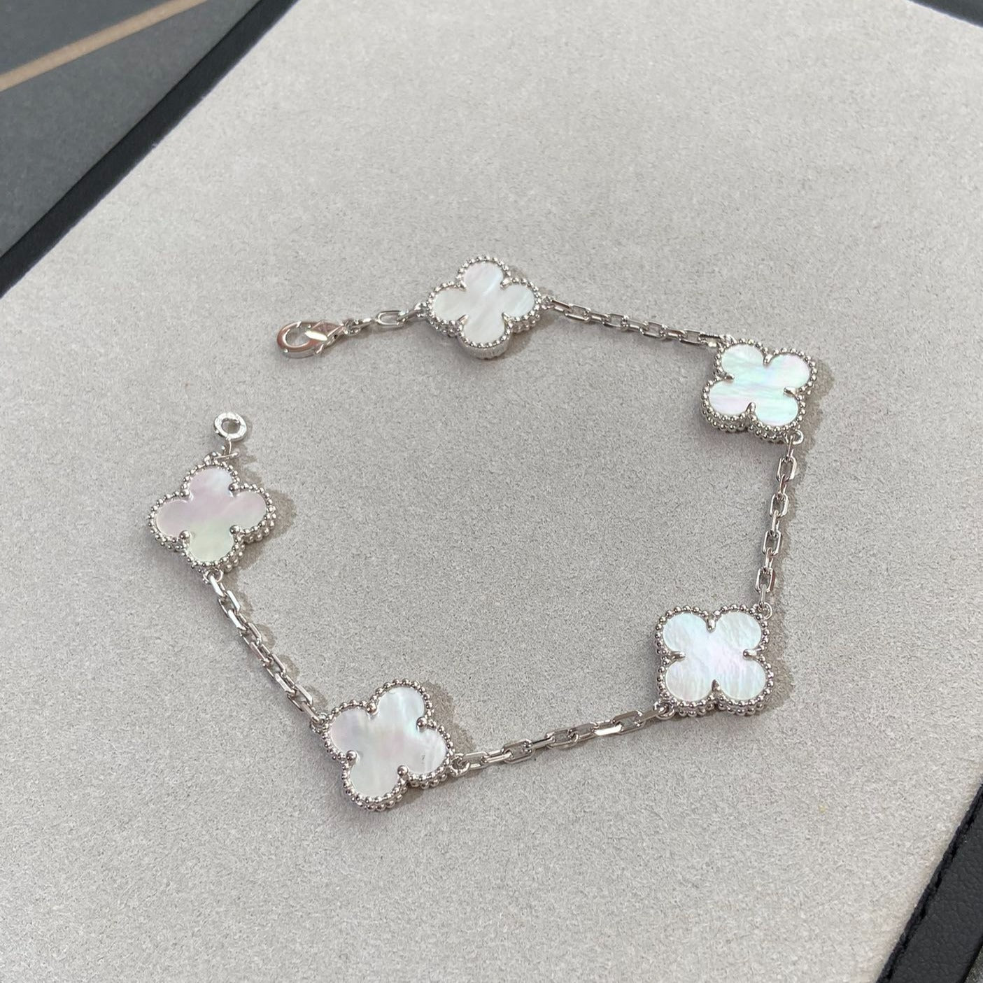 [AuraEcho]CLOVER WHITE PEARL MOP 5 MOTIF BRACELET COLLECTION