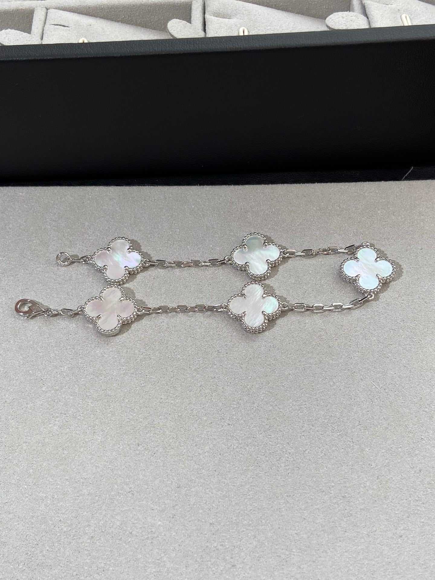 [AuraEcho]CLOVER WHITE PEARL MOP 5 MOTIF BRACELET COLLECTION