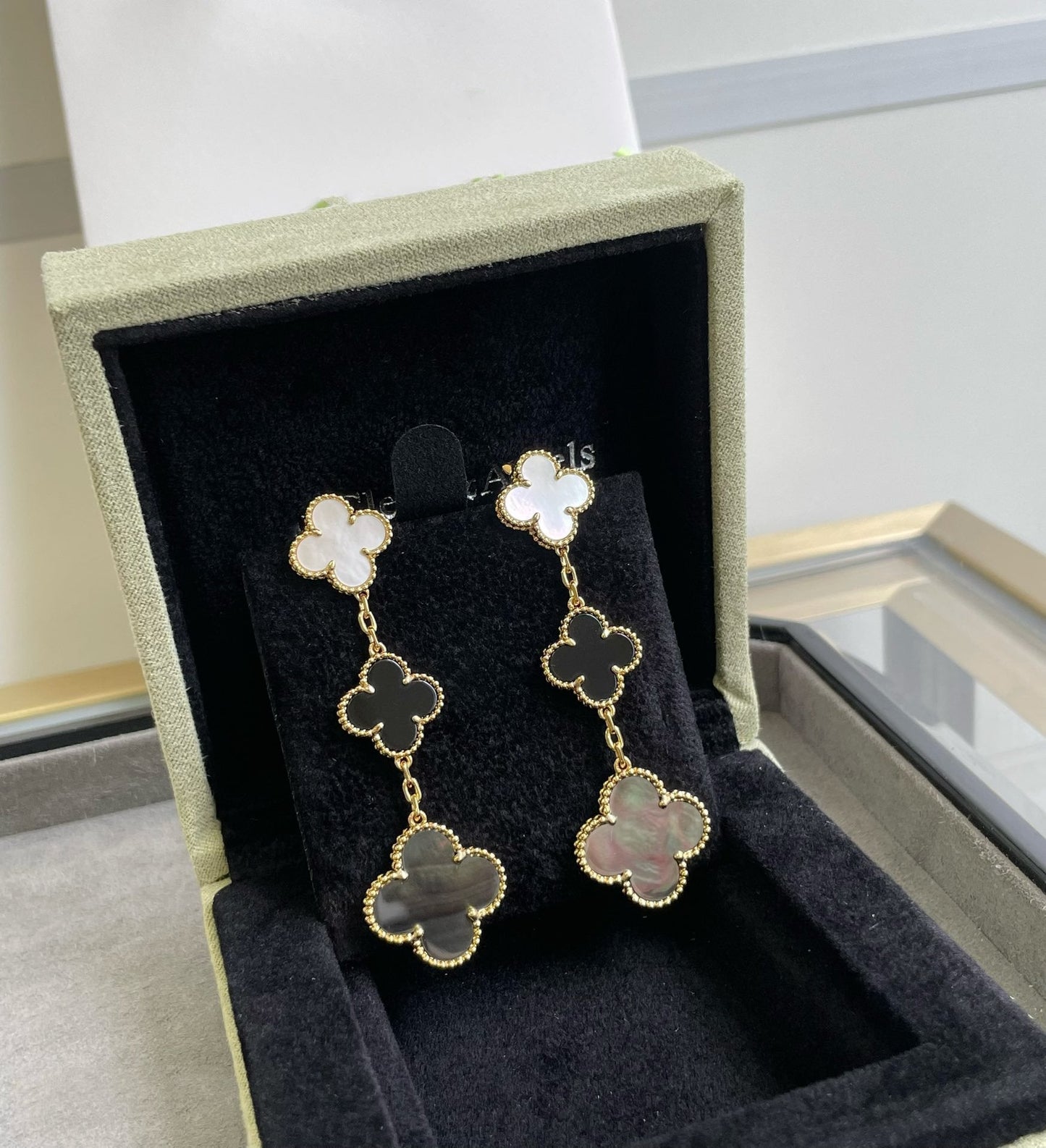 [AuraEcho]CLOVER 3 MOTIF MOP ONYX DARK MOP PINK GOLD EARRINGS