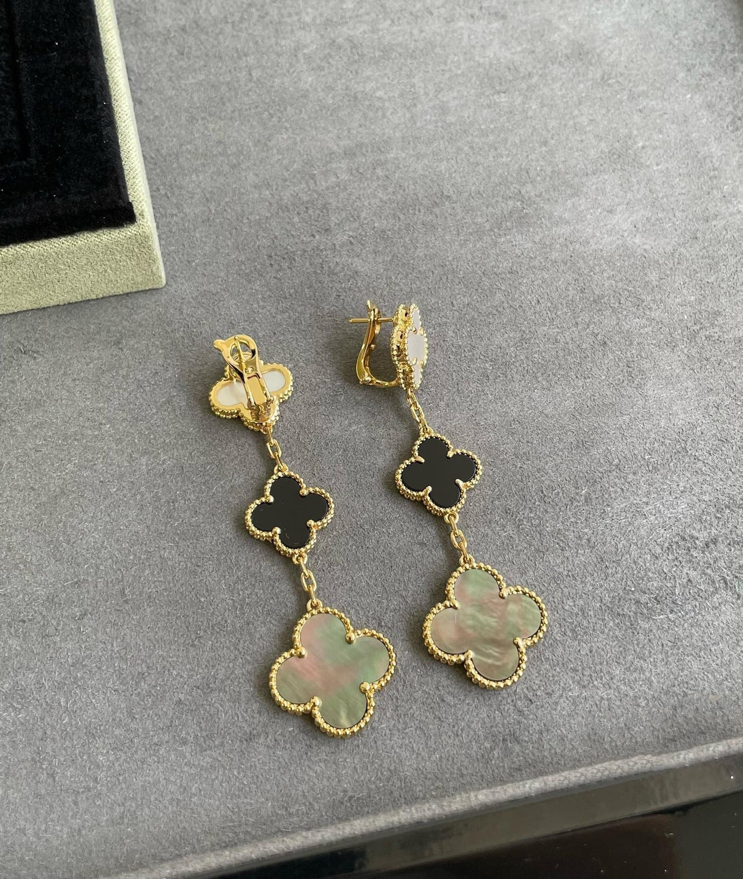 [AuraEcho]CLOVER 3 MOTIF MOP ONYX DARK MOP PINK GOLD EARRINGS