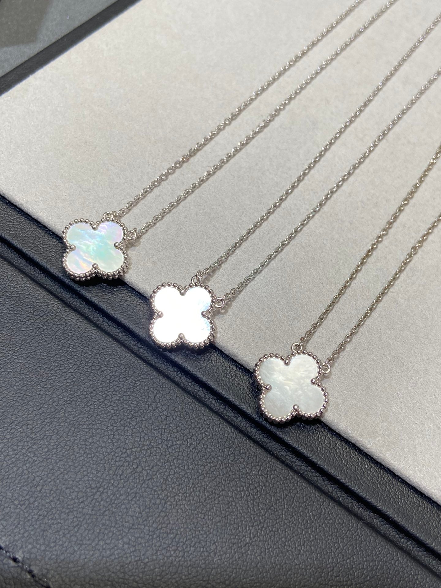 [AuraEcho]CLOVER MEDIUM SILVER WHITE MOP NECKLACE