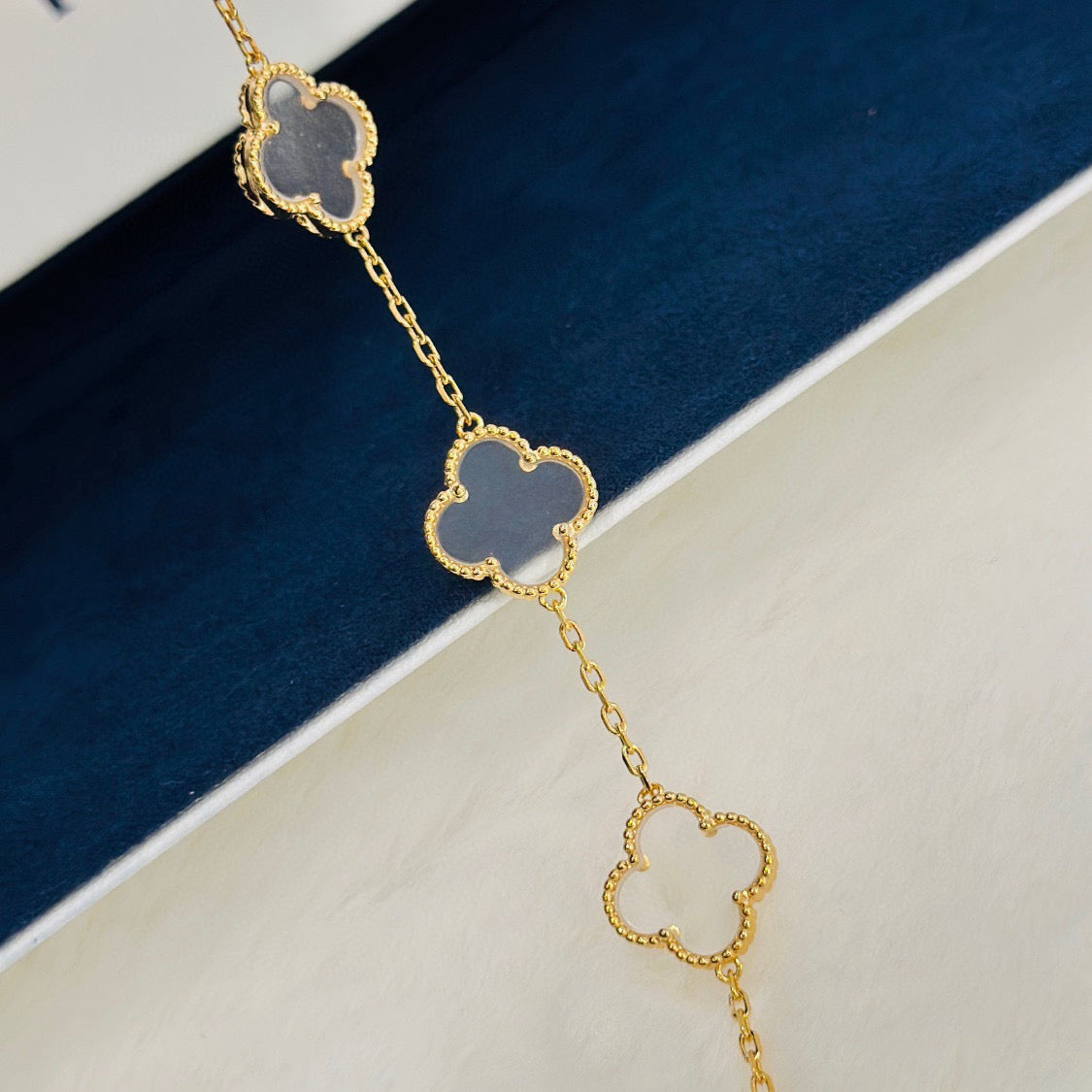 [AuraEcho]CLOVER 5 MOTIF ROCK CRYSTAL BRACELET