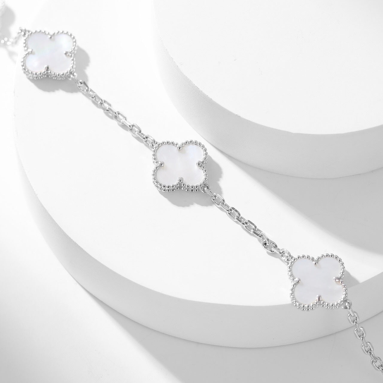 [AuraEcho]CLOVER 10 MOTIFS WHITE MOTHER OF PEARL NECKLACE