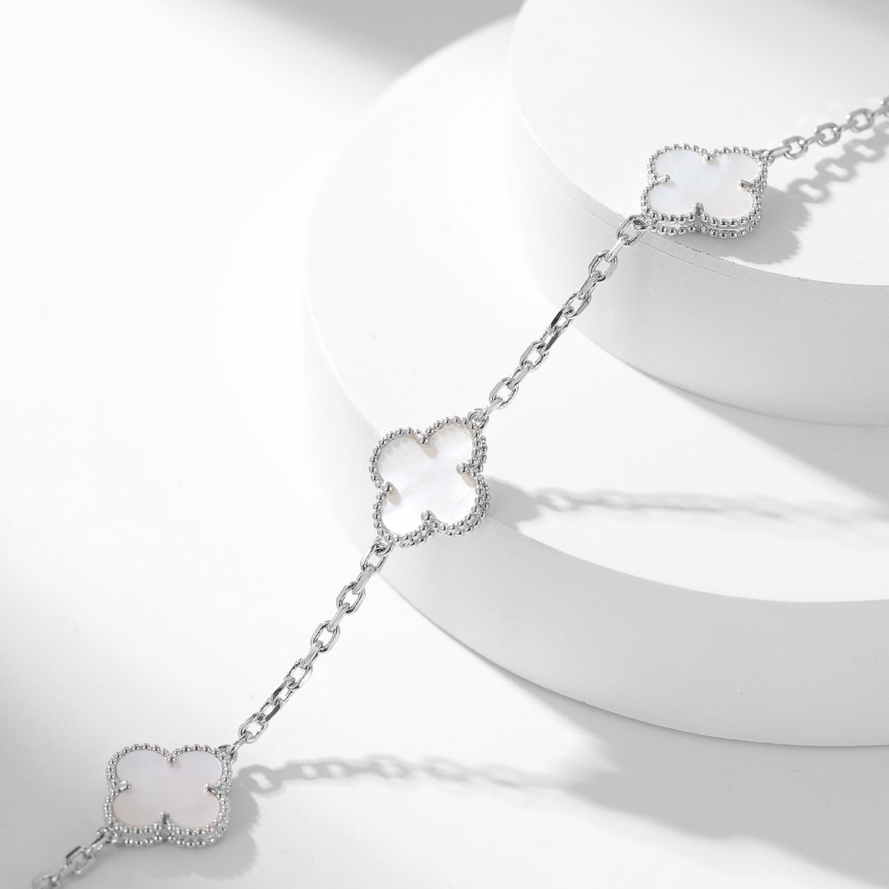 [AuraEcho]CLOVER 10 MOTIFS WHITE MOTHER OF PEARL NECKLACE