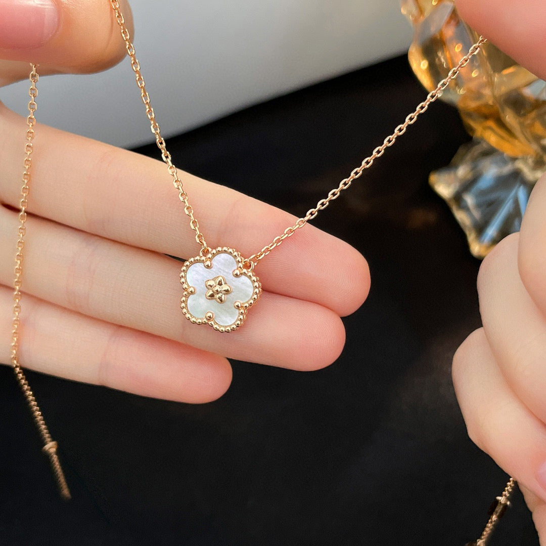 [AuraEcho]LUCKY  WHITE MOP  PLUM BLOSSOM NECKLACE