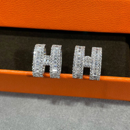 [AuraEcho]H STUD EARRINGS WITH SILVER DIAMONDS