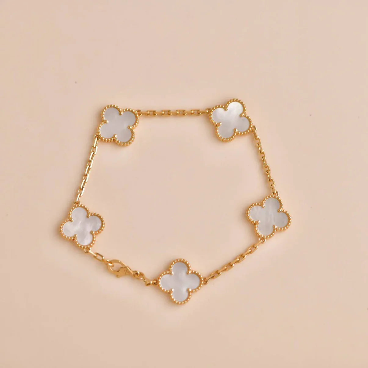 [AuraEcho]CLOVER WHITE PEARL MOP 5 MOTIF BRACELET COLLECTION