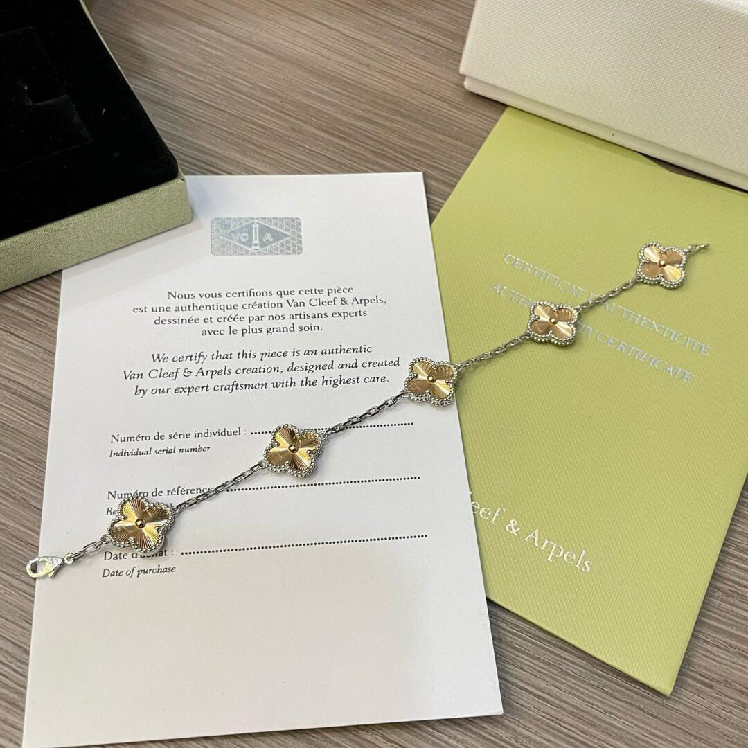 [AuraEcho]CLOVER  5 MOTIFS  CHRISTMAS LIMITED EDITION BRACELET